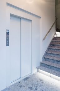 Tijdloze witte lift met schuifdeuren van Verolift