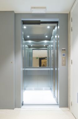 Interieur lift met ingewerkte spiegel