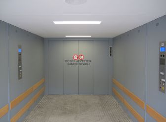 Interieur autolift met gesloten liftkooi en automatische schuifdeuren